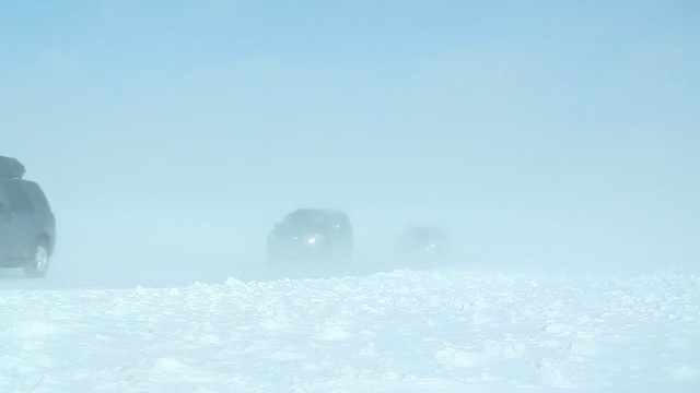 冬季暴风雪与吹雪横跨高速公路和车辆视频素材