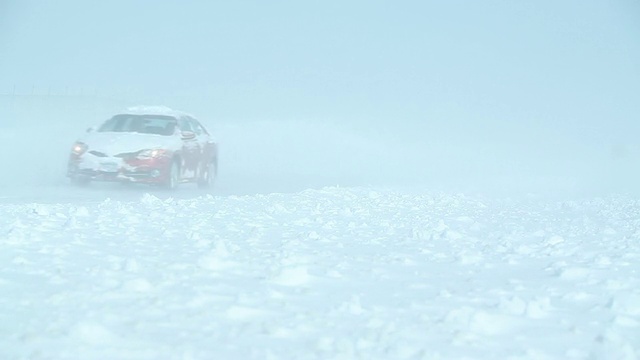 冬季暴风雪与吹雪横跨高速公路和汽车视频素材