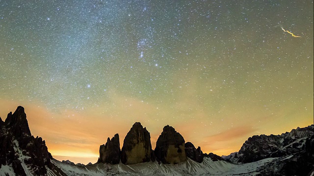 拉瓦雷多三峰上的陨星和一团烟雾持续了半个多小时视频素材