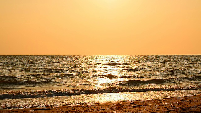 日落时分的夏日海滩视频素材