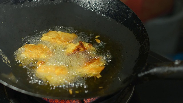 特写:黑色平底锅里的炸鸡视频素材