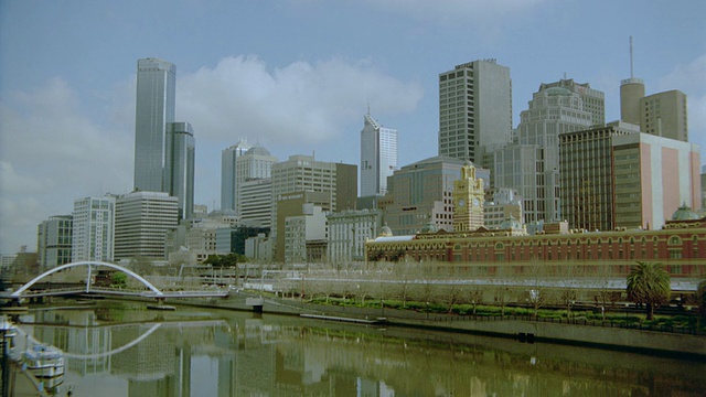 PAN Yarra River with Flinders Street Station /墨尔本天际线背景/澳大利亚维多利亚视频素材