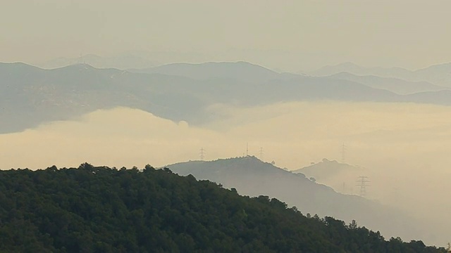 低云在山间移动的时间流逝。视频素材