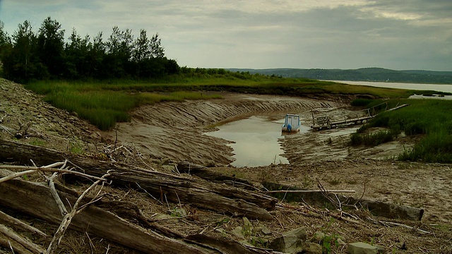 堤防为防止涨潮的水淹没地球而建造的堤坝视频素材