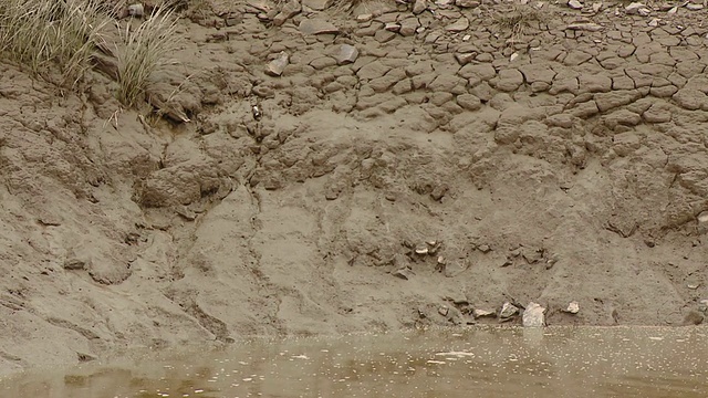 堤防为防止涨潮的水淹没地球而建造的堤坝视频素材