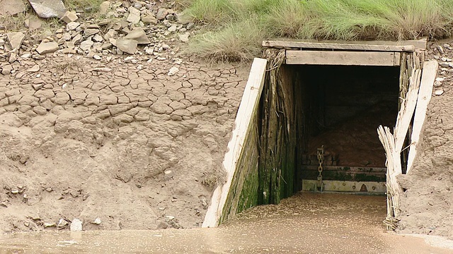 堤防为防止涨潮的水淹没地球而建造的堤坝视频素材