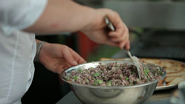 放在饼干上作开胃菜的馅料视频素材