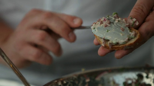 放在饼干上作开胃菜的馅料视频素材