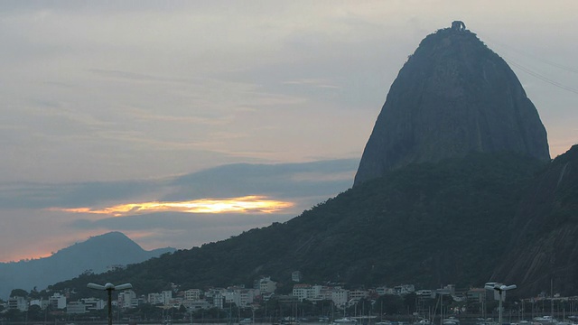 日出时间流逝。糖面包，Pao de Acucar，巴西里约热内卢。太阳从山后升起。视频素材