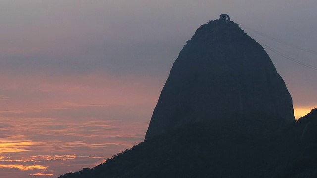 日出时间流逝。糖面包，Pao de Acucar，巴西里约热内卢。太阳从山后升起。视频素材