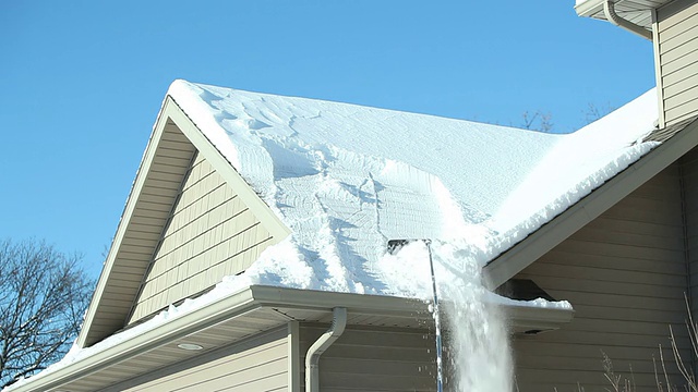 屋顶耙除雪视频素材