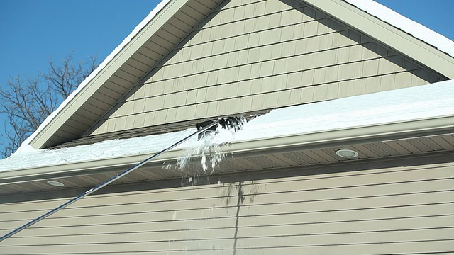 屋顶耙除雪视频素材