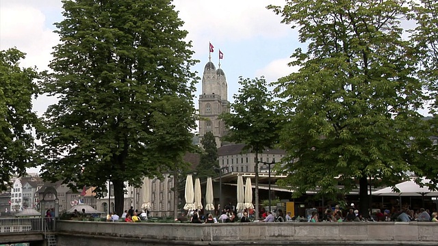 利马特河在Zürich与Grossmünster视频素材