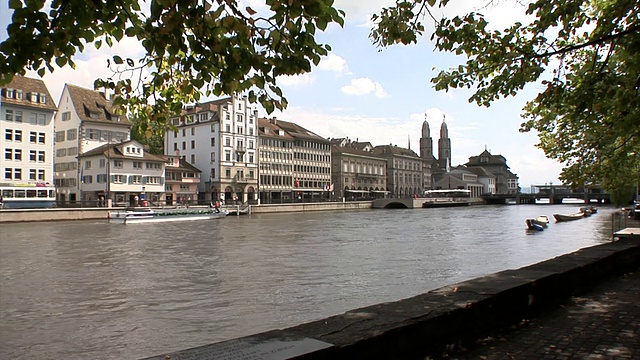 利马特河在Zürich与Grossmünster视频素材