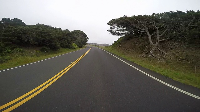 北加州乡村公路上行驶的汽车。视频素材