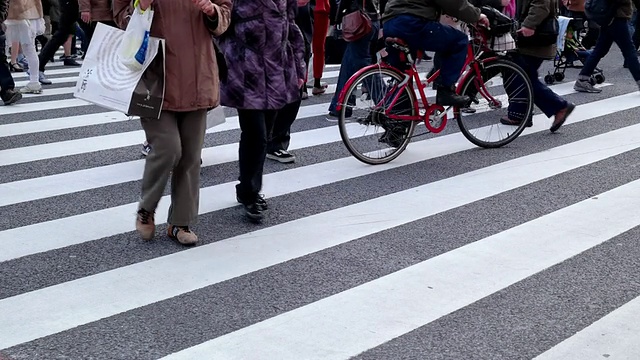 人秘密地。视频素材