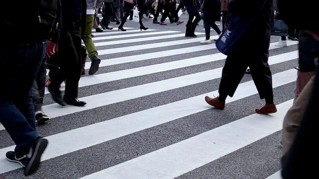 人秘密地。视频素材