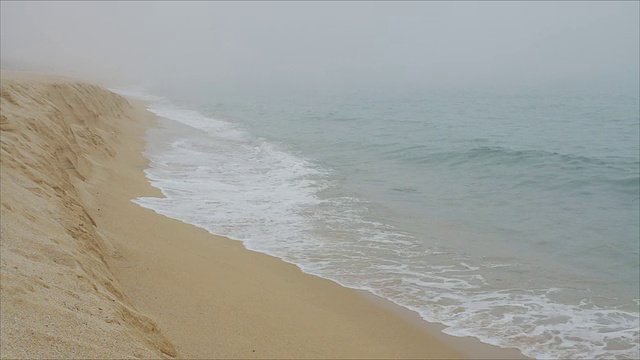 在一个多雾的日子里，地中海的孤独海滩。视频素材