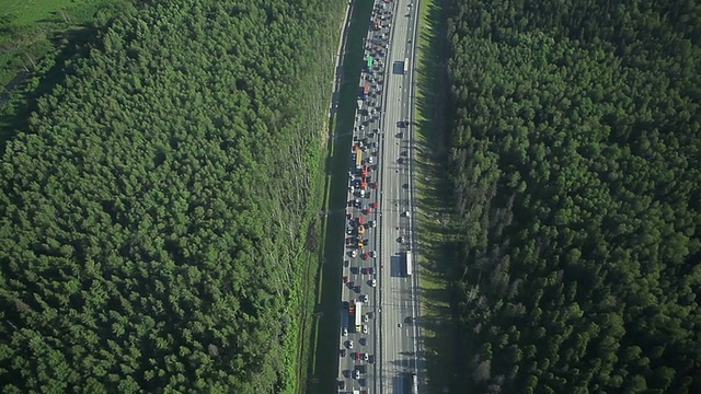 俄罗斯圣彼得堡高速公路上空的天线视频素材