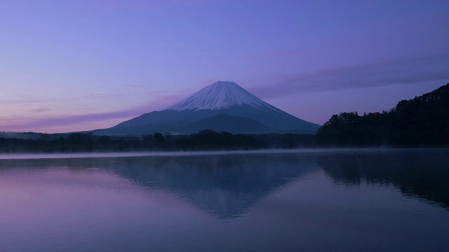 清晨，富士山映入湖中视频素材