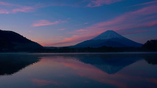 清晨，富士山映入湖中视频素材