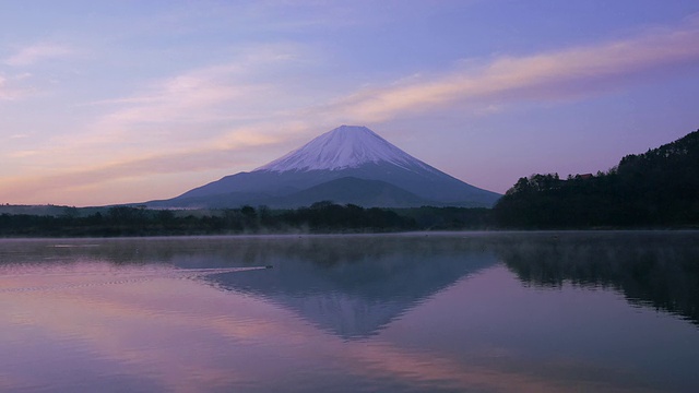 清晨，富士山映入湖中视频素材