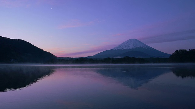 清晨，富士山映入湖中视频素材