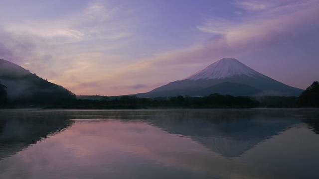 清晨，富士山映入湖中视频素材