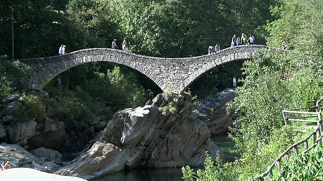 拉维提佐的双拱桥'Ponte dei salti'视频素材