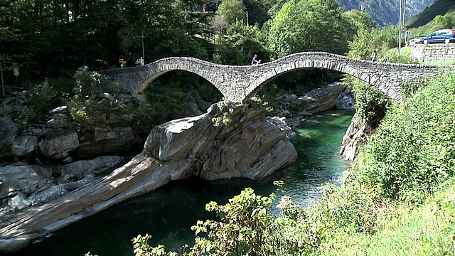 拉维提佐的双拱桥'Ponte dei salti'视频素材