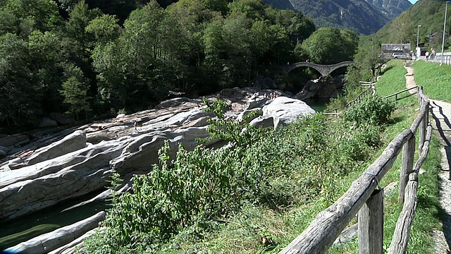 在韦尔扎斯卡河岸上。视频素材