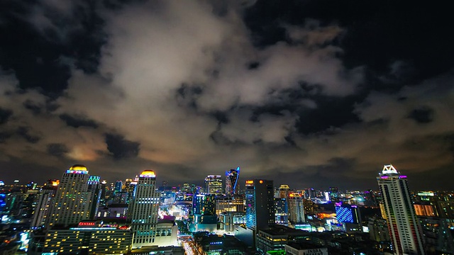 夜间城市景观全景。间隔拍摄视频素材