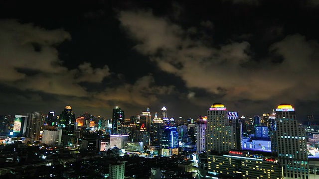 夜间城市景观全景。间隔拍摄视频素材