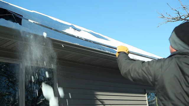 用屋顶耙清除冬季积雪视频下载