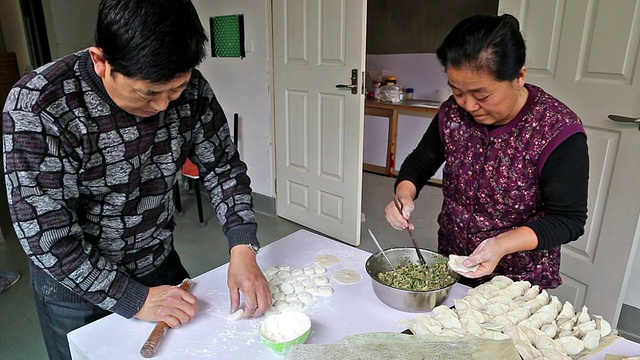 做中国饺子视频素材