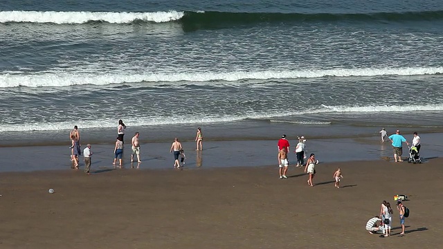 人们在海边和海滩上玩耍视频素材