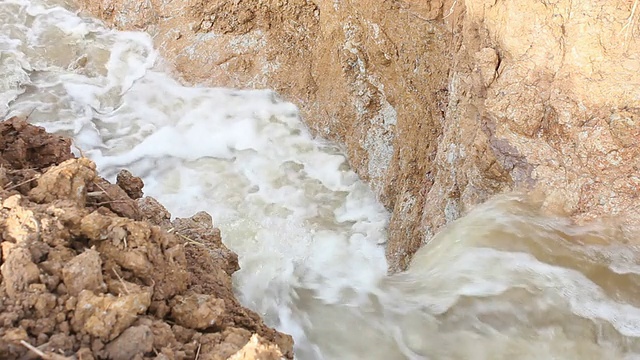 水在土槽中流动。视频素材