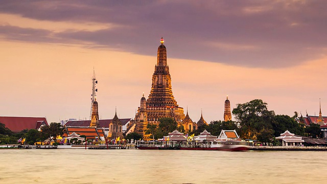 日落时间在Wat Arun，曼谷，泰国视频素材