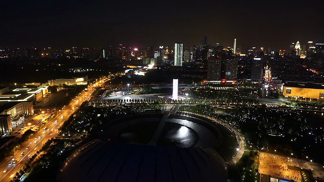 繁忙的交通，灯火通明的建筑和街道在现代城市天津的夜晚，时间流逝。视频素材