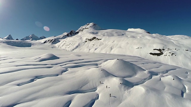 阿拉斯加滑雪者穿越冰川的鸟瞰图视频素材