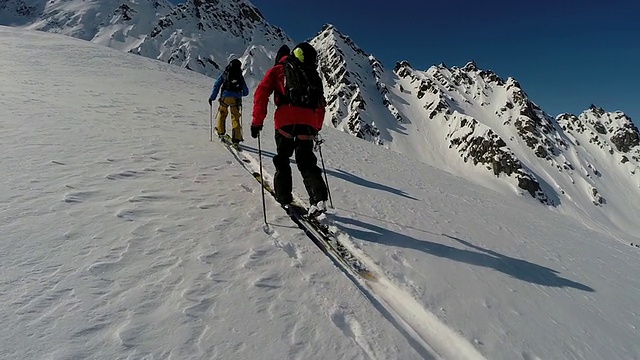 在阿拉斯加滑雪的人在阿尔卑斯山旅行视频素材