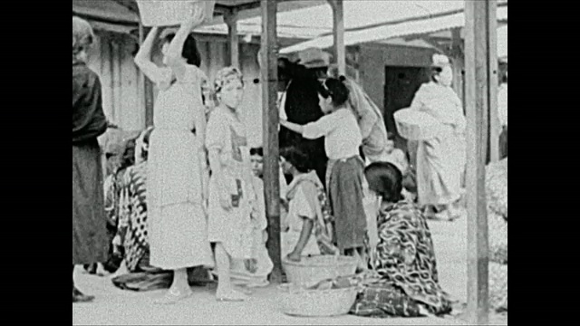 1940年代危地马拉街头市场上的土著居民视频素材