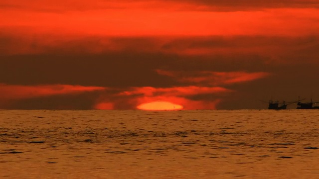 海滩上的日落-宁静的田园诗般的景象，一个金色的日落在海上，海浪慢慢溅在沙滩上视频素材