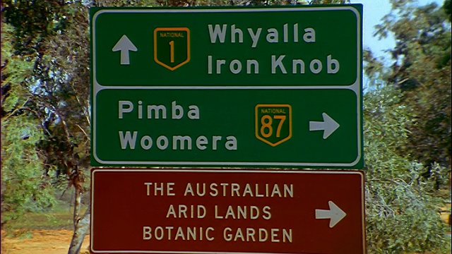 高速公路标志-“Whyalla / Iron Knob / Pimba /Woomera”+“Arid Lands”/北领地，澳大利亚视频素材