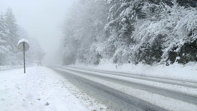 暴风雪中空旷的乡村道路视频素材