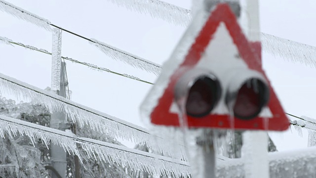 道路标志封装在釉冰视频素材