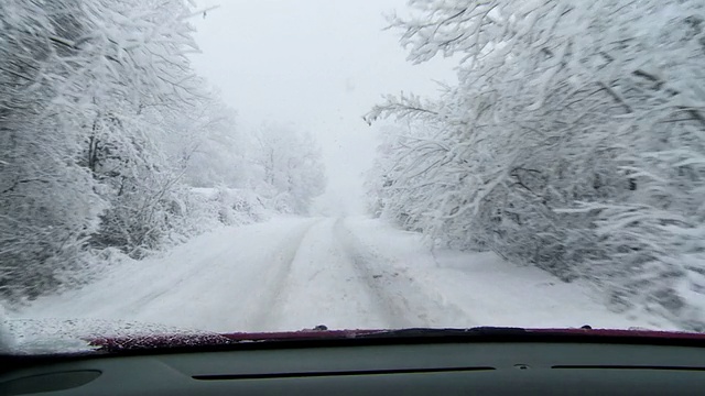 在下雪的乡村路上开车视频素材