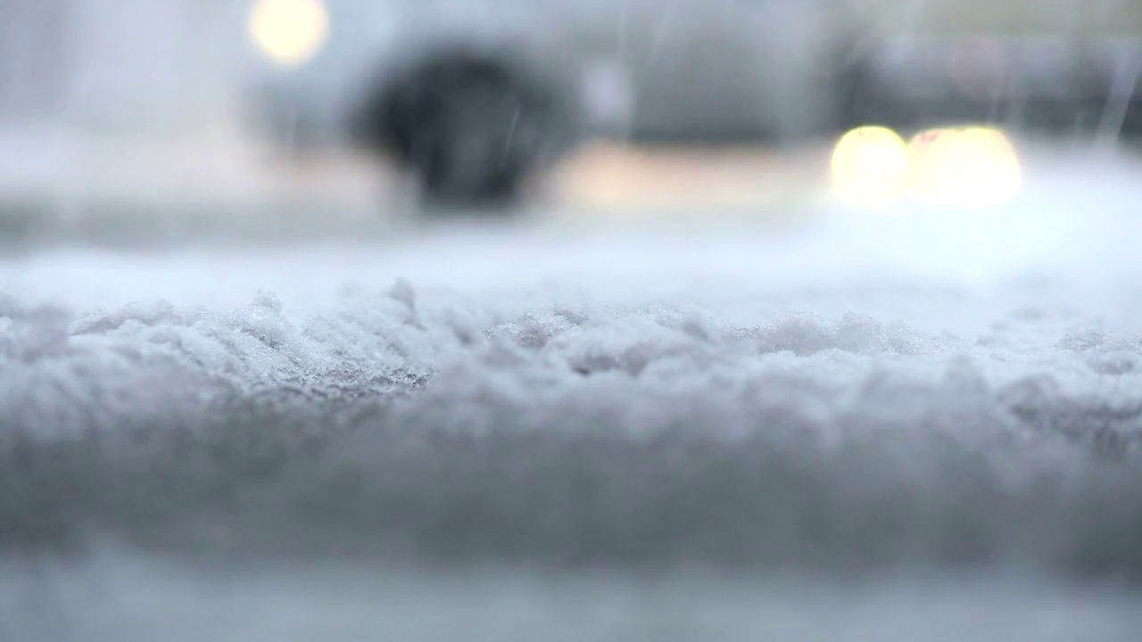 暴风雪中的交通视频素材