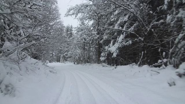 在积雪的单车道上驾驶视频素材