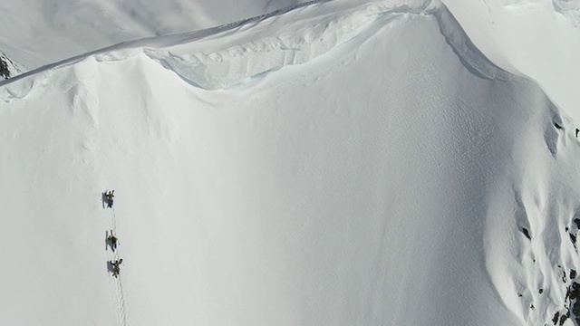 滑雪登山运动员攀登阿拉斯加山峰的天线视频素材